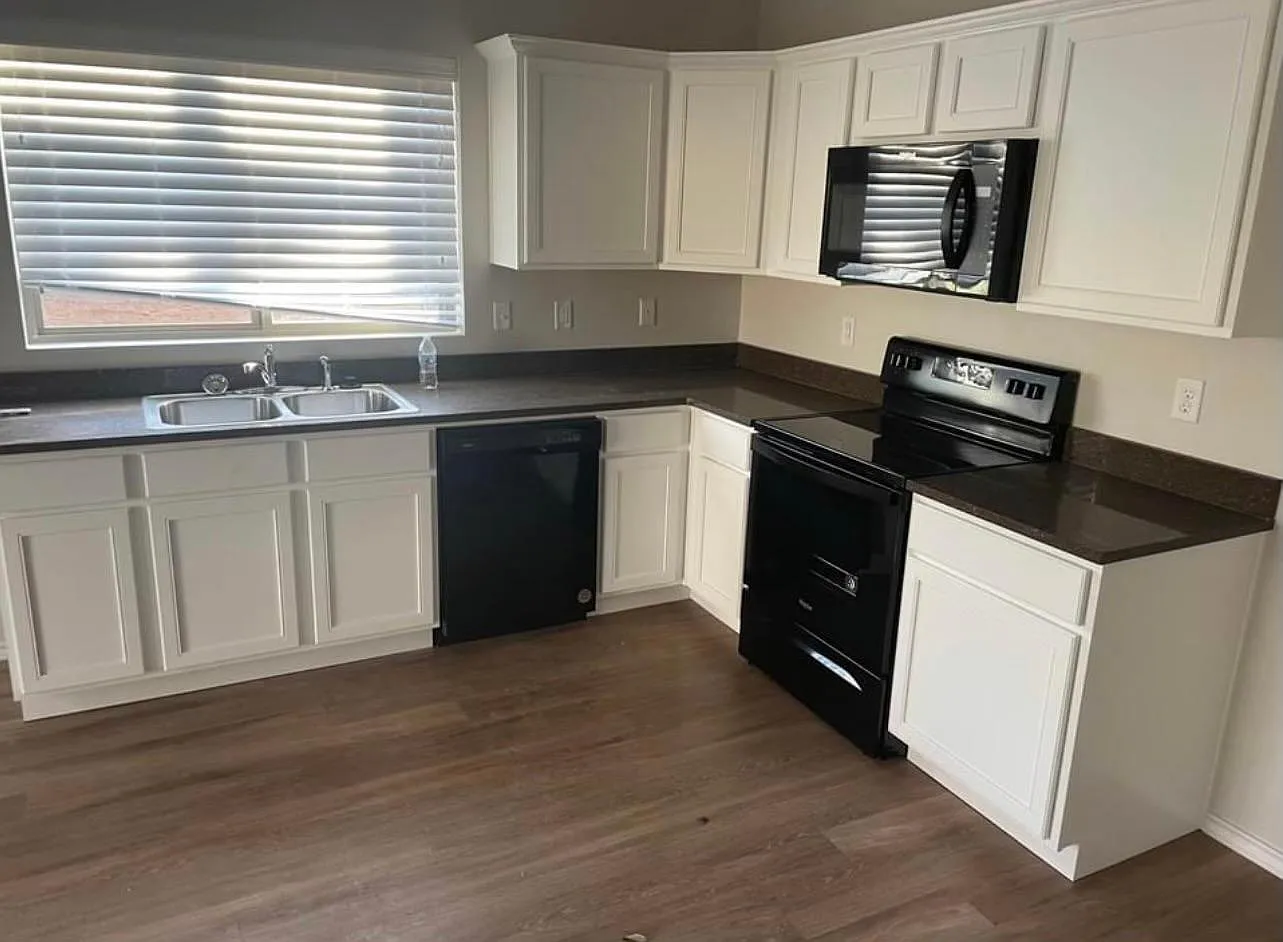 4 bed, 1582 sqft, $2,100 — Photo 2