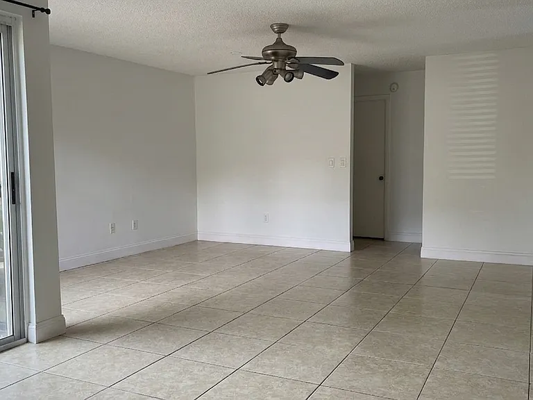 1420 Park Shore Cir #1 — Photo 21