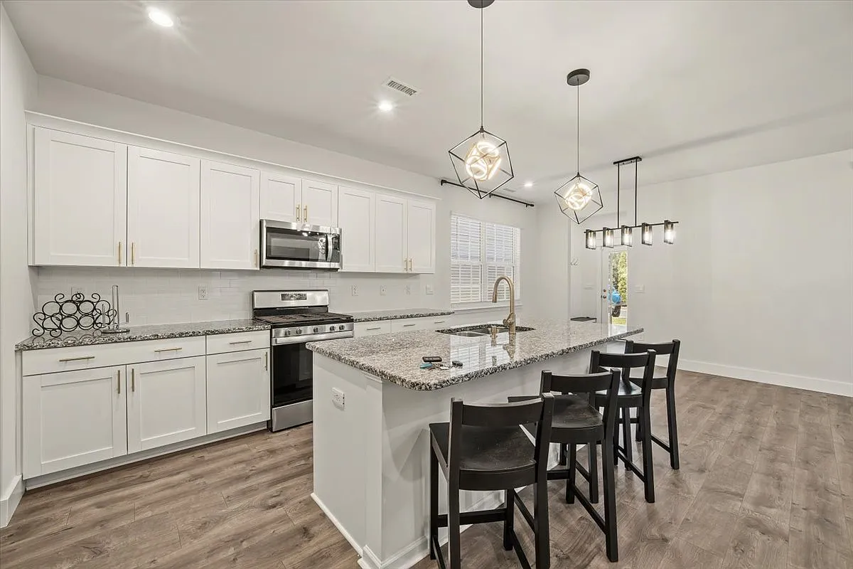 3 bed, 2.5 bath, 2234 sqft, $2,495 — Photo 2