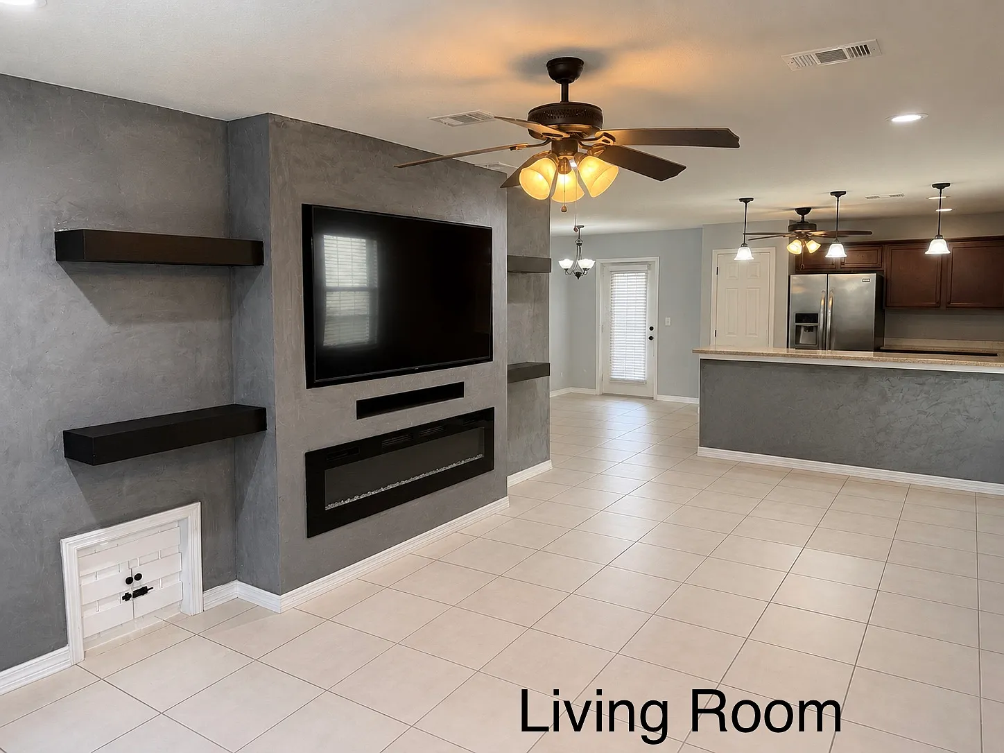 5 bed, 2.5 bath, 1962 sqft, $2,400 — Photo 2