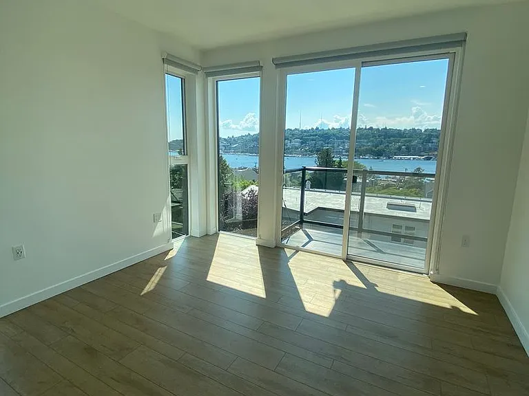 Welcome to Lakeview! - Live in Luxury & Style in the heart of Eastlake — Photo 16