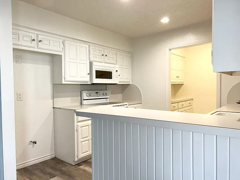 832 Shoreline Dr — Photo 4