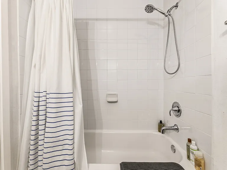 Bathroom#2 - bath tub / shower combo