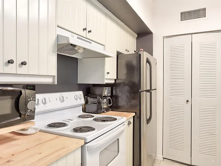322 Villa Cir #322 — Photo 5