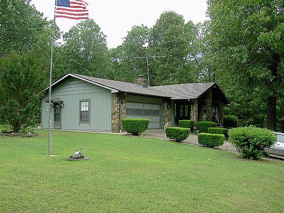 Side view of yard & driveway