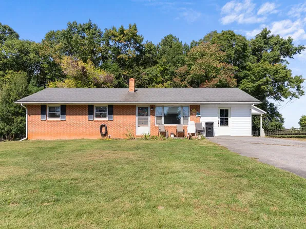 42 Hidden Pines Ln, Hillsville, VA 24343