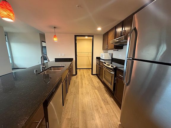 4th image of 822 E Washington Ave #401