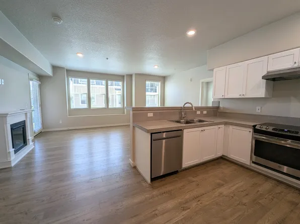 17126 SW Snowdale St #208, Beaverton, OR 97007