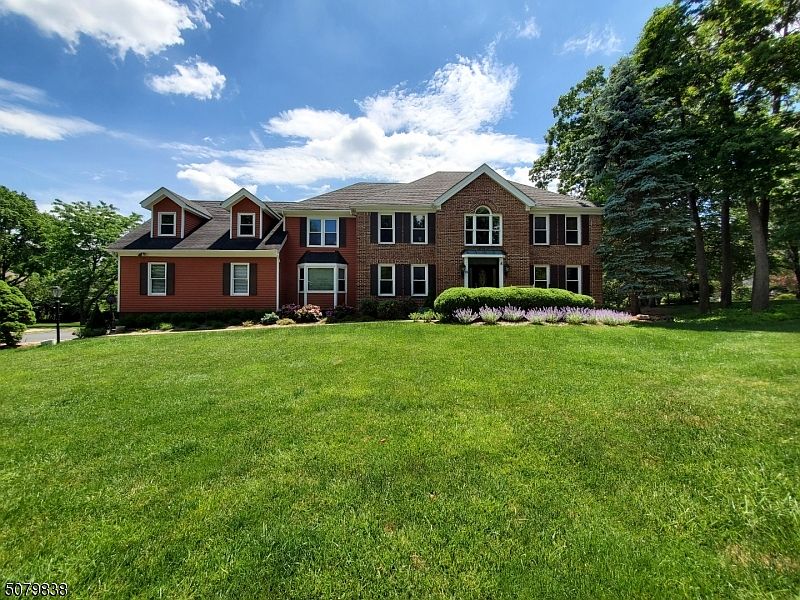 1st image of 18 Stonybrook Dr