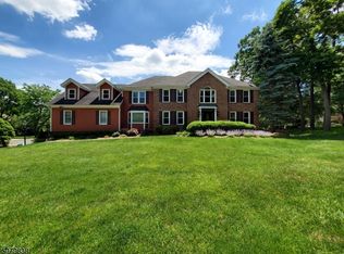 18 Stonybrook Dr, Caldwell, NJ 07006