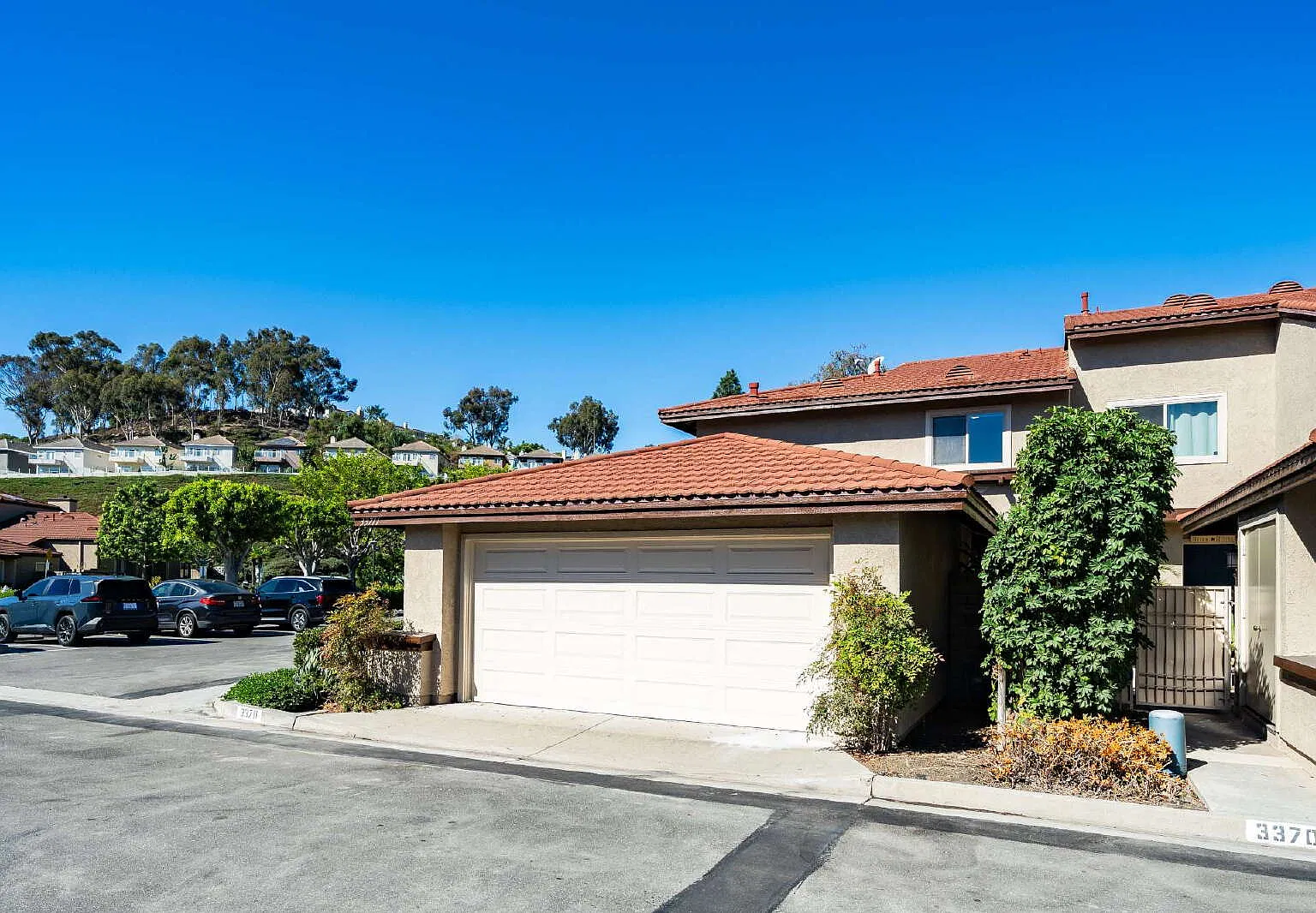 3 bed, 2.5 bath, 1727 sqft, $5,700 — Photo 3