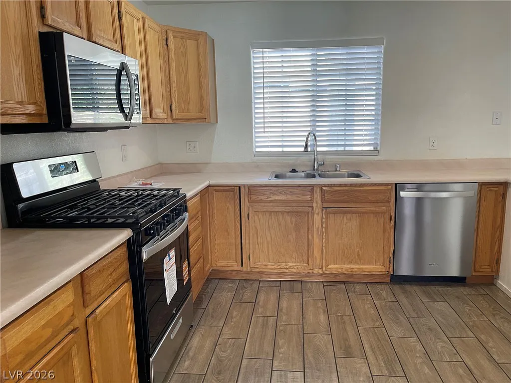 3 bed, 2.0 bath, 1336 sqft, $1,995 — Photo 3