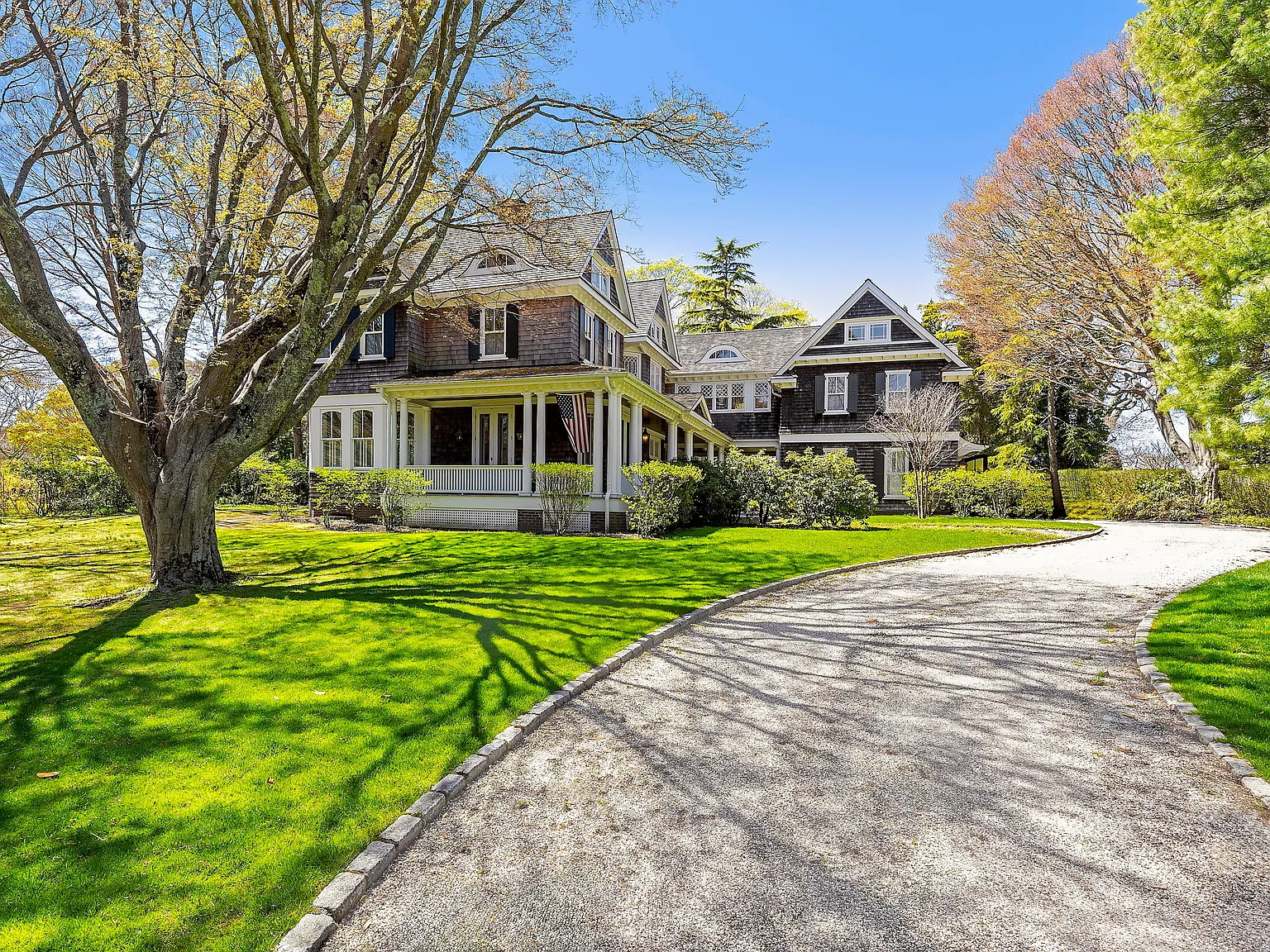 Exquisite Victorian in Bridgehampton Village — Photo 2
