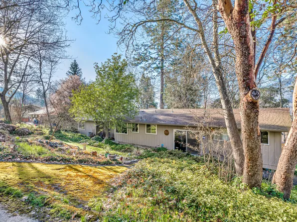484 7th Ave, Gold Hill, OR 97525