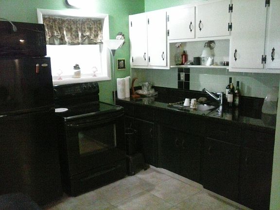 Kitchen. Granite & glass top