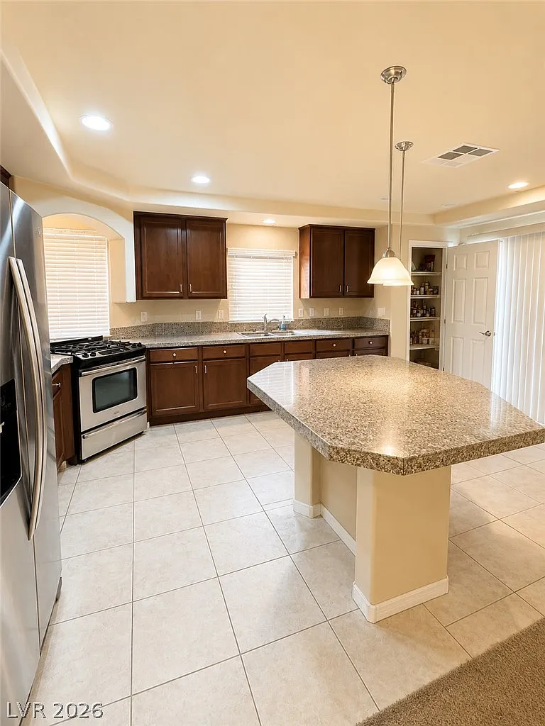 4 bed, 3.5 bath, 2627 sqft, $2,502 — Photo 2