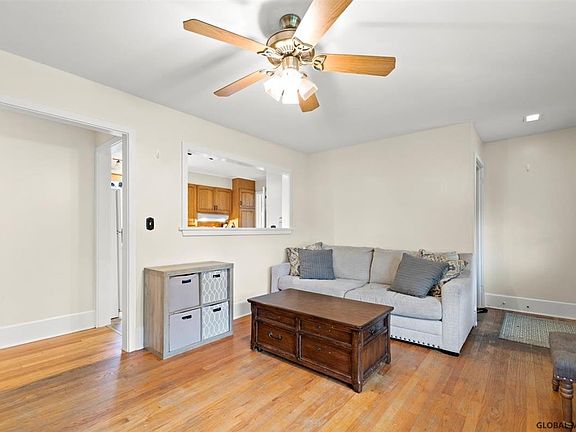 5th image of 368 Hudson Ave