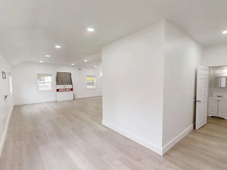 11518 NE Sandy Blvd — Photo 3