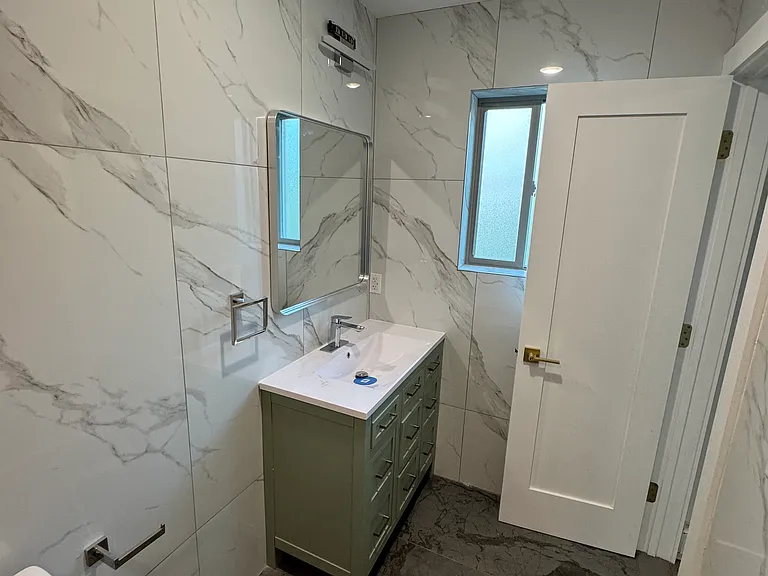 661 W Broadway #3 — Photo 4