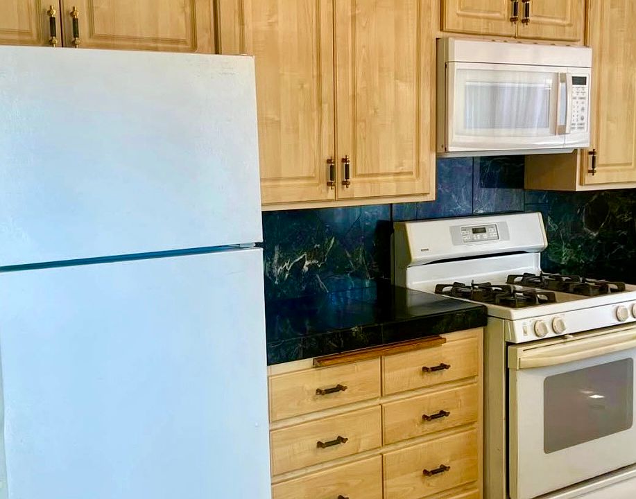Kitchen has newer 6 burner stove