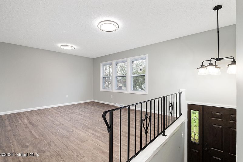5th image of 145 Clizbe Avenue