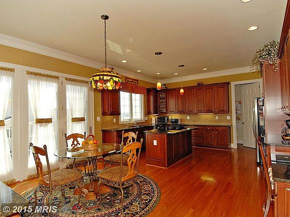 Center Island w/ Gas Cooktop, Granite counters