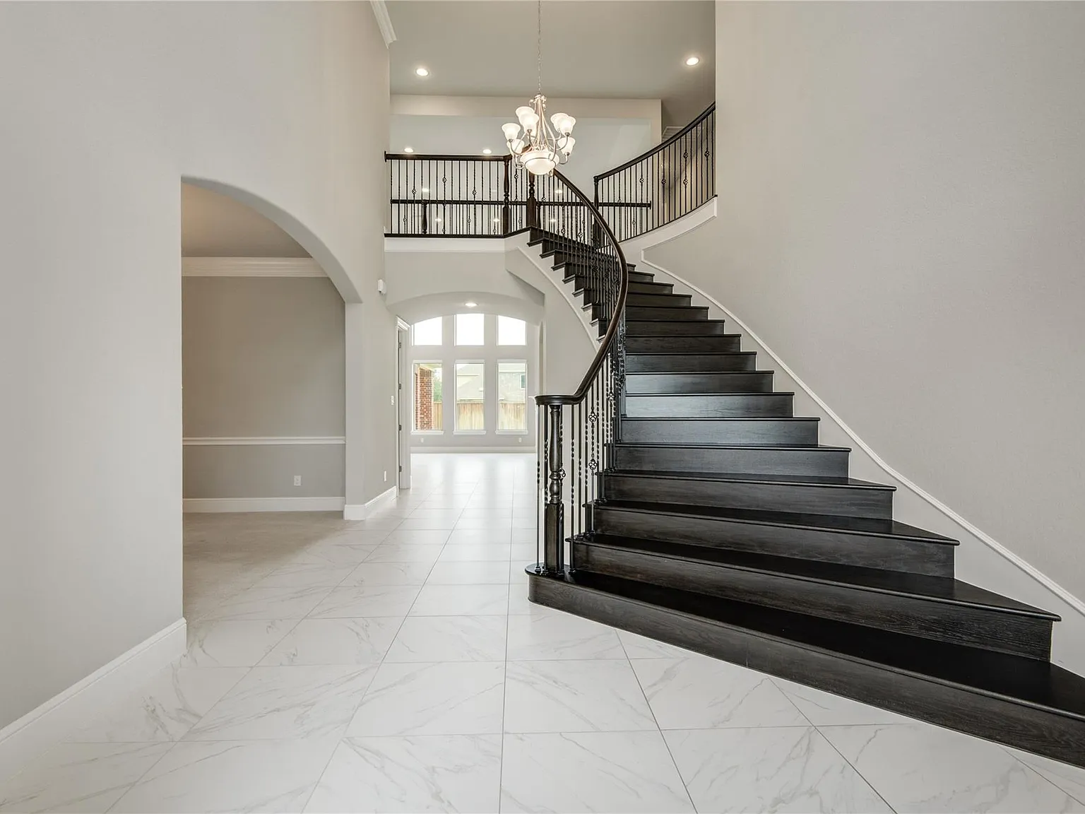 5 bed, 5.5 bath, 6097 sqft, $5,800 — Photo 4