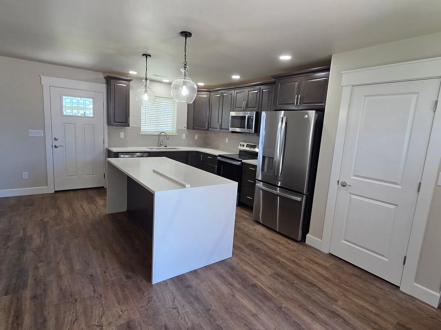 2 bed, 941 sqft, $2,000 — Photo 2