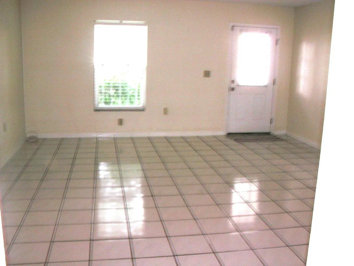 Building Photo - 110 N Tampania Ave #B