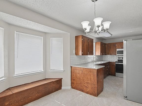 4th image of 914 Laurie Ln