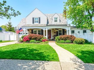 19 E Garfield St, Merrick, NY 11566