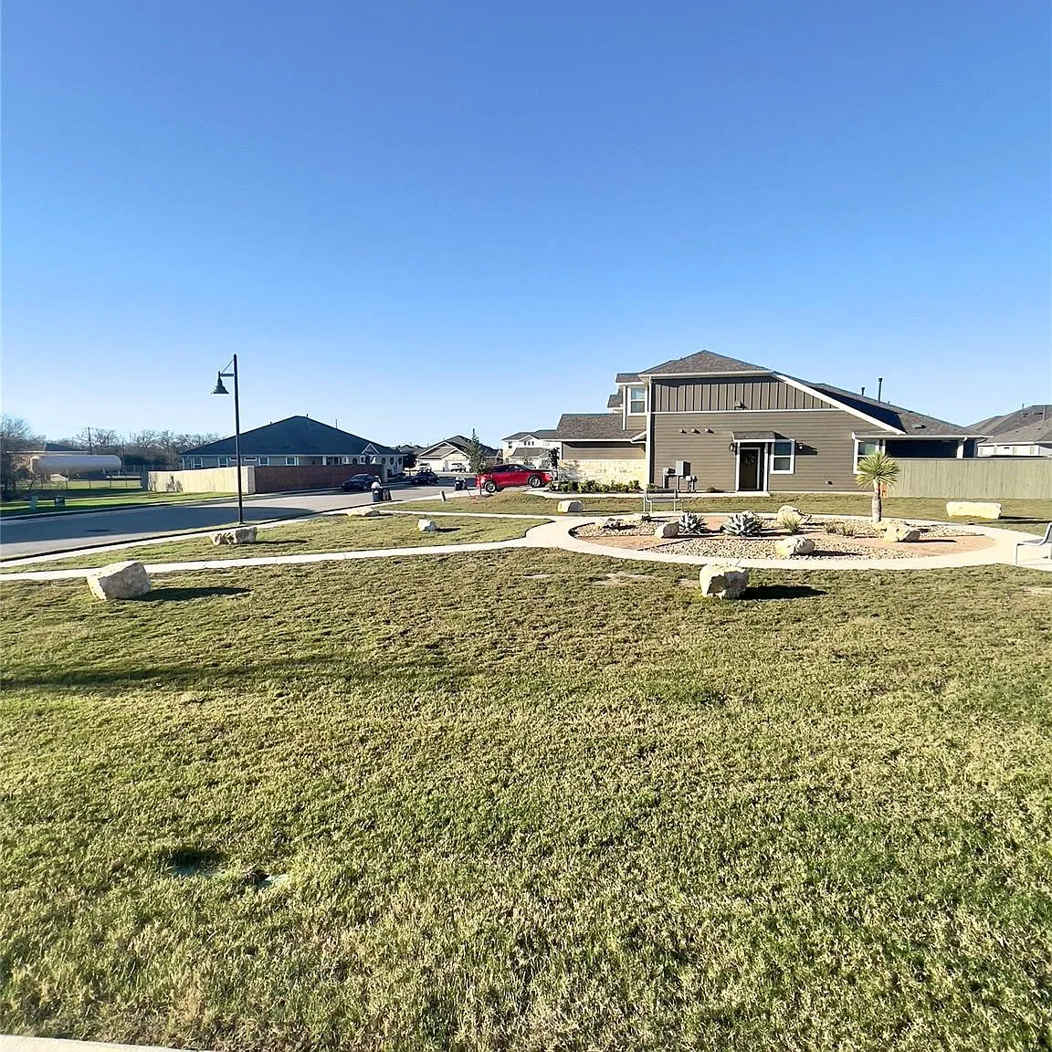 4 bed, 2.5 bath, 1919 sqft, $1,995 — Photo 1