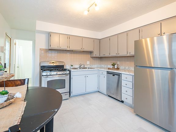 2nd image of 1607 Hovey Ave