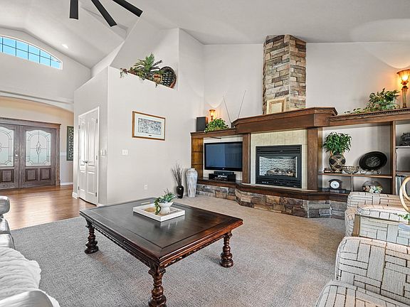 4th image of 995 Priscillas Way