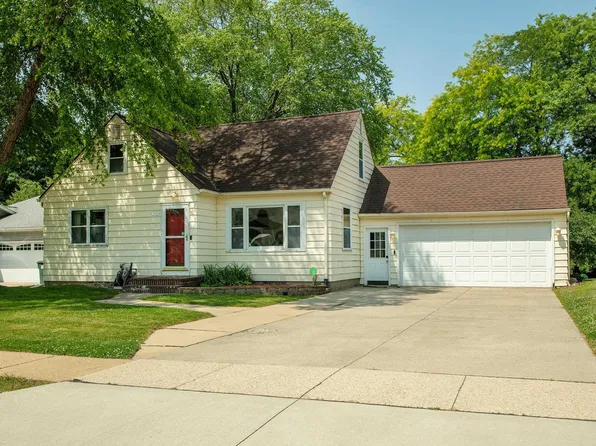 3509 McClain Dr, Cedar Falls, IA 50613