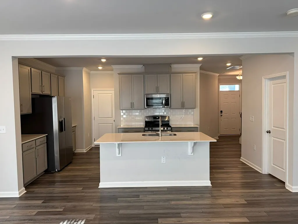 3 bed, 2.5 bath, 1924 sqft, $1,995 — Photo 3