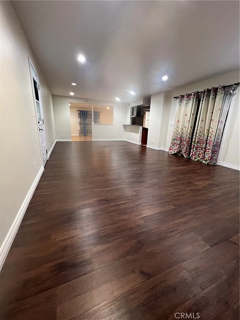 6 bed, 3.5 bath, 2322 sqft, $4,400 — Photo 3