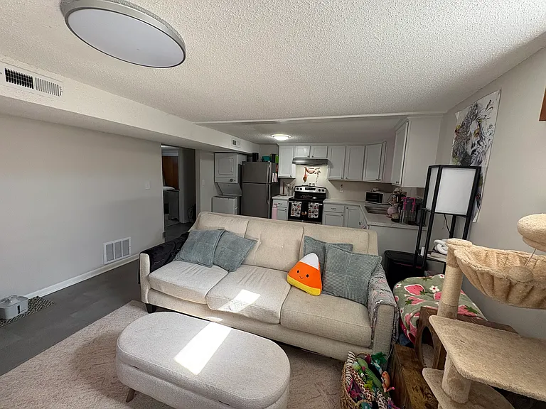 1004 Country Club Dr #4 — Photo 5
