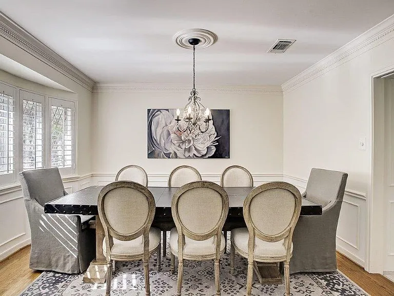 Formal dining or bonus room.