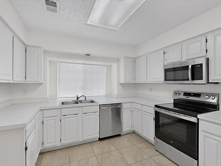 1426 Mapleview Dr — Photo 11