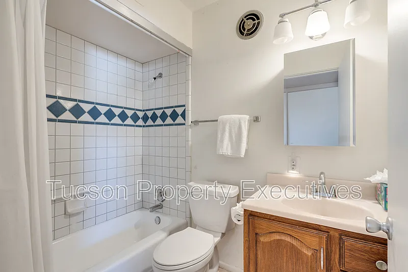 3 bed, 2.0 bath, 1460 sqft, $1,950 — Photo 2