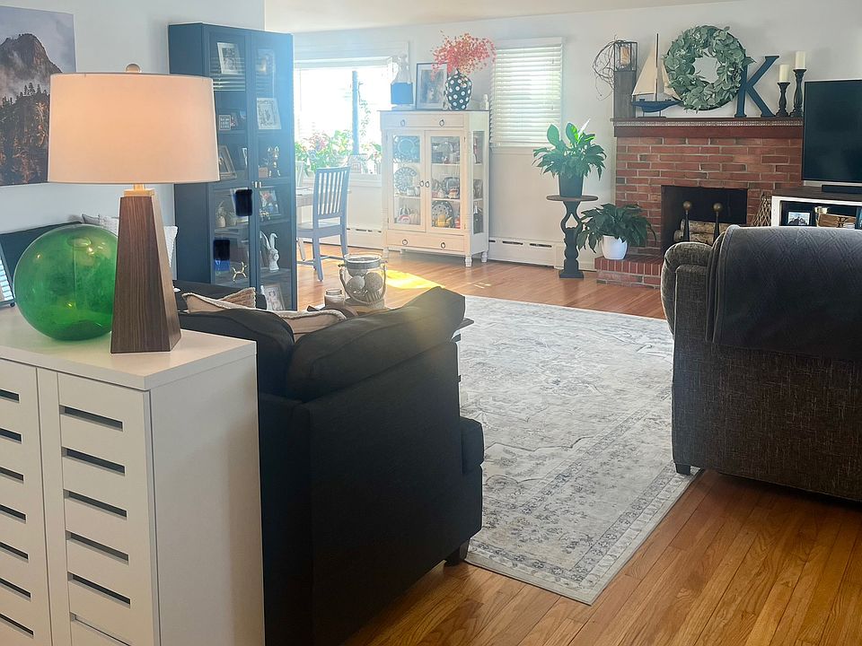 Enter into the sunny, open living room! *Note: this rental is unfurnished