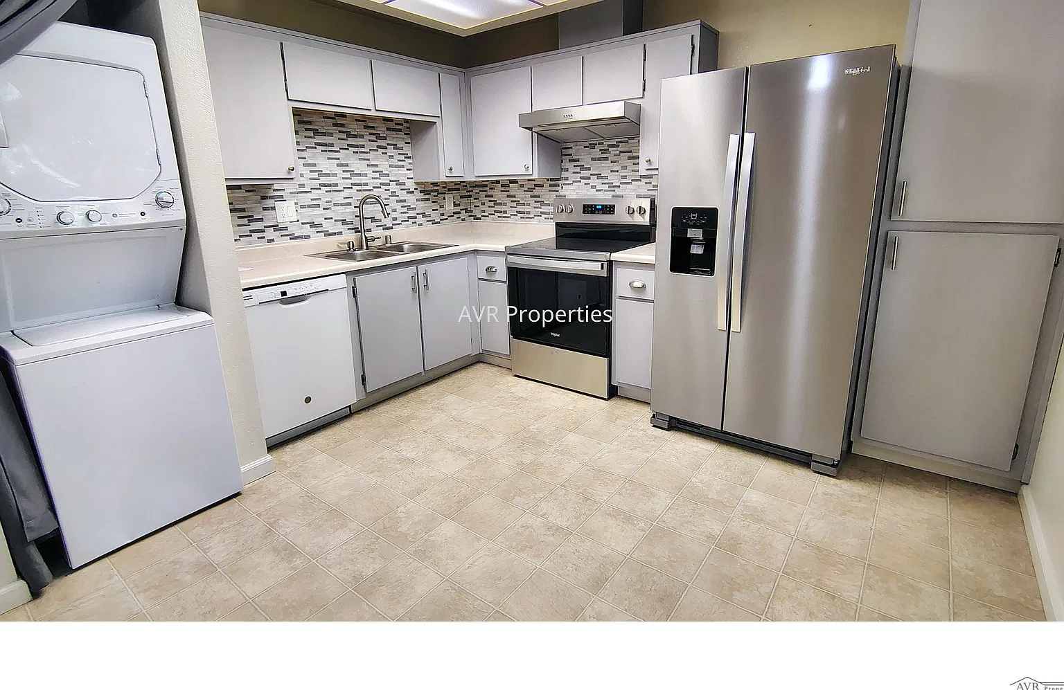 Fantastic second floor condo with large balcony — Photo 2