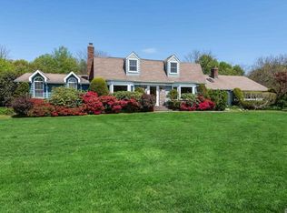 60 Hunters Dr, Syosset, NY 11791