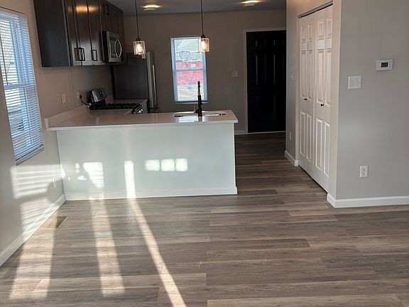 3rd image of 1043 Sharon Ave