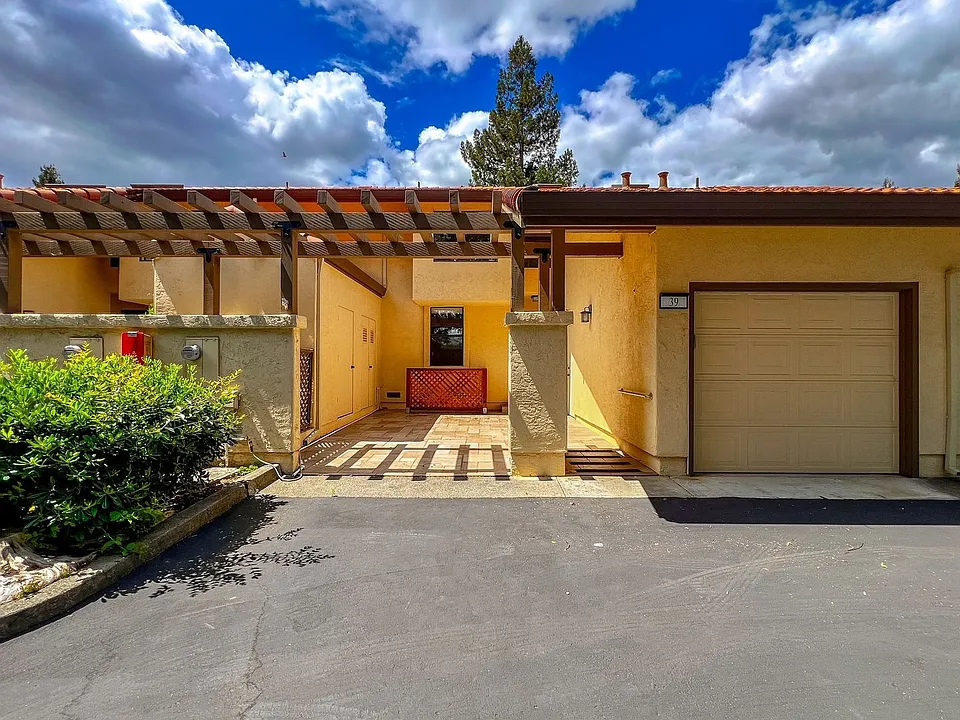 39 Fountain Grove Cir