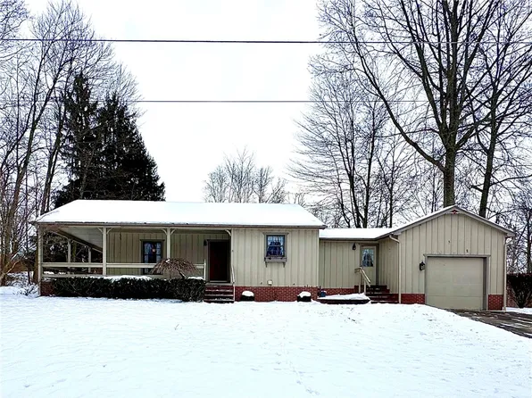 155 Acorn Dr, New Castle, PA 16101
