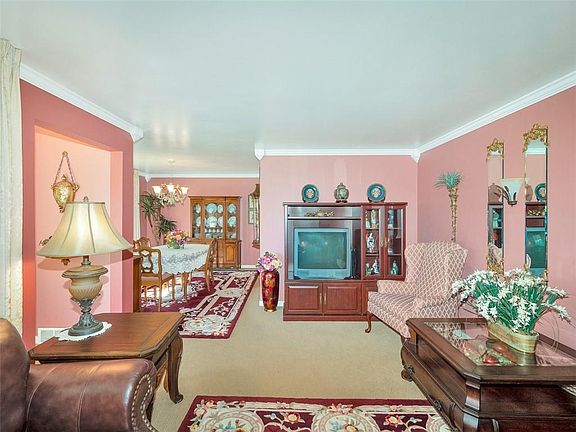 5th image of 318 Grand Ave