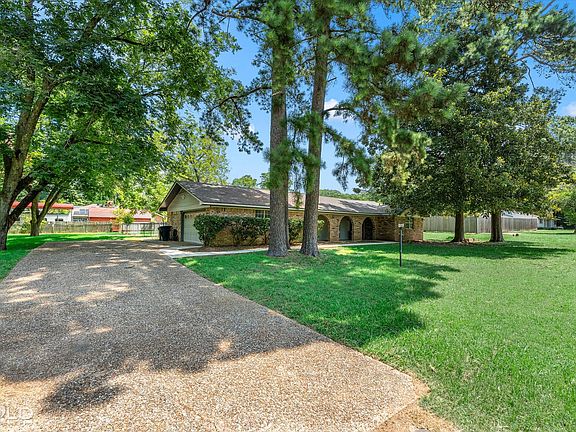 3rd image of 305 Pecan Dr