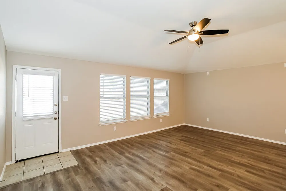 4 bed, 2.0 bath, 2080 sqft, $2,600 — Photo 3